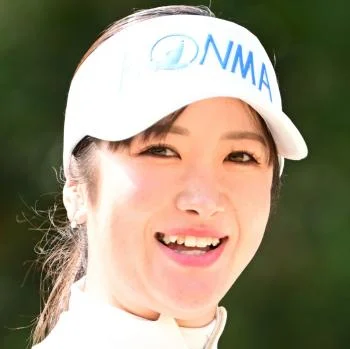 NS23 par Nissa Golf / エヌエス23・パー・ニッサゴルフ 【林菜乃子プロ着用】【レディース】ホールガーメントハーフＺＩＰモックネック 林菜乃子プロが本気の着こなしをプロデュース！ NS23Style