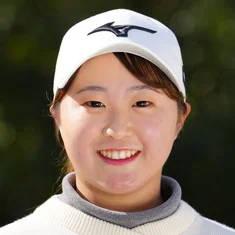 稲垣那奈子サイン入りゴルフボール ホワイト/グリーン 96期生一番乗りVへ 早大卒の才女・稲垣那奈子が自己ベスト「67